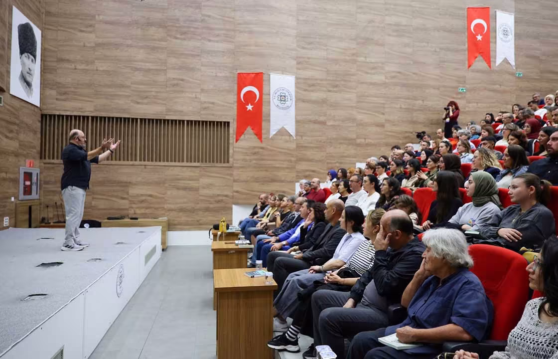 西نان·詹纳尔在门泰谢与读者会面
